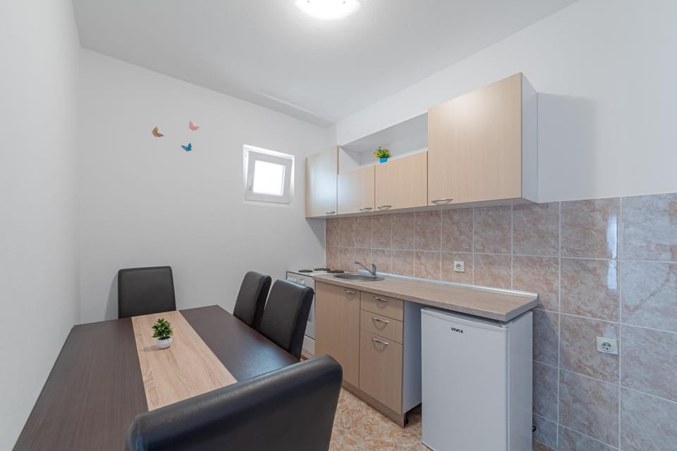 Dining area, kitchen