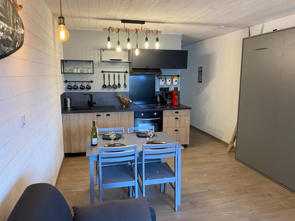 Kitchen or kitchenette, Dining area