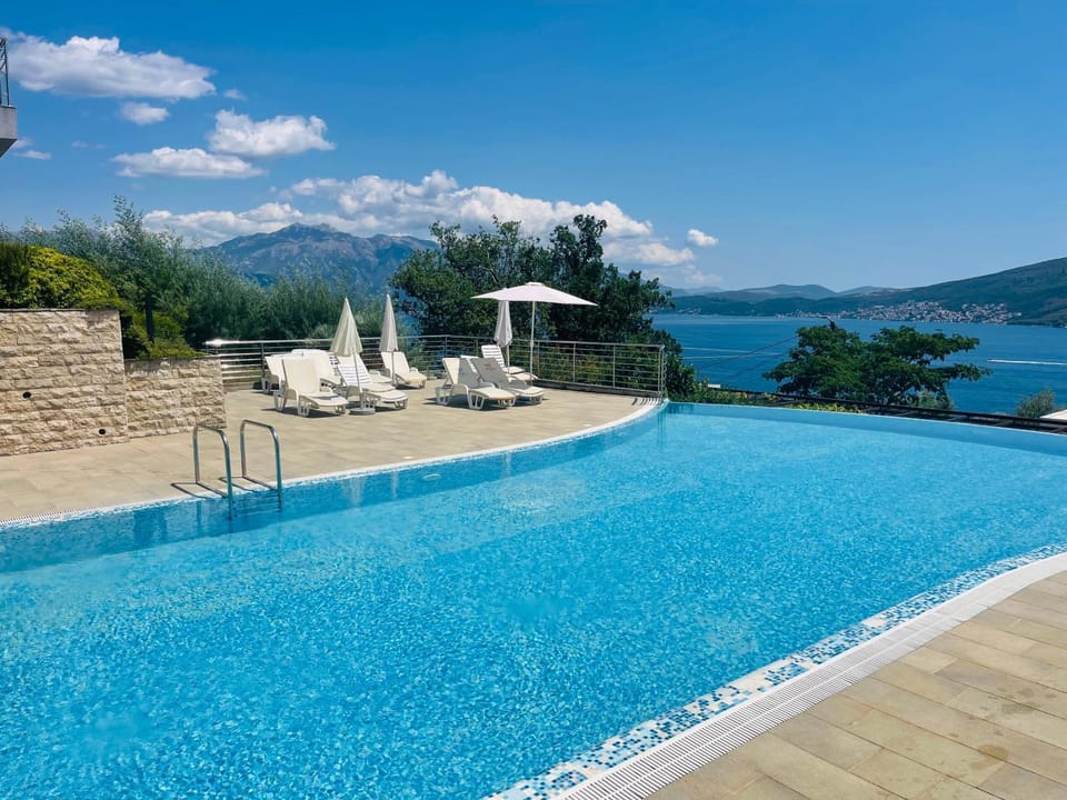 Nearby landmark, Day, Mountain view, Pool view, sunbed
