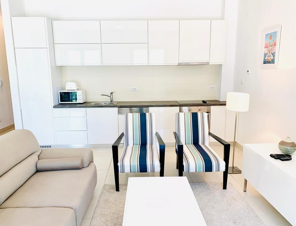 Kitchen or kitchenette, Living room, Seating area, Dining area, minibar, pet friendly, stove