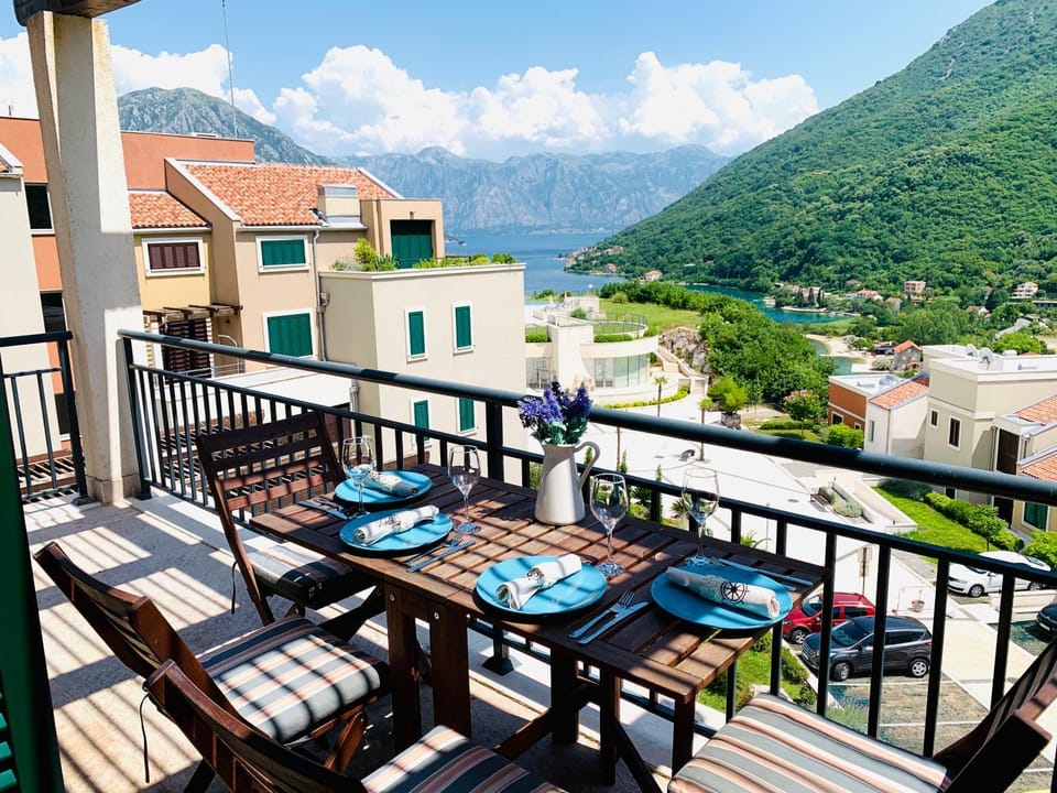 Property building, Patio, Nearby landmark, Spring, Day, Natural landscape, View (from property/room), Balcony/Terrace, Living room, Seating area, Dining area, Mountain view, Parking