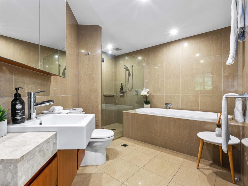 Shower, Toilet, Bathroom, Bath, towels