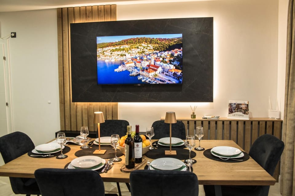 Communal lounge/ TV room, TV and multimedia, Kitchen or kitchenette, Living room, Food and drinks, Seating area, Dining area, Food, Lunch, Dinner, Drinks, internet, internet, internet, air conditioner