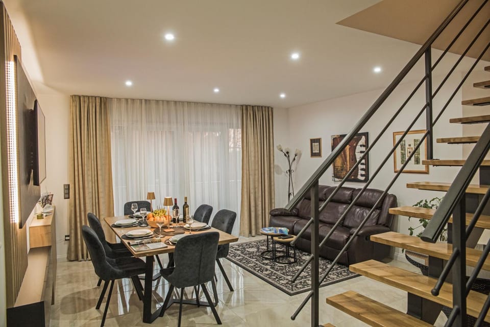 Communal lounge/ TV room, Day, Night, TV and multimedia, Balcony/Terrace, Kitchen or kitchenette, Living room, Food and drinks, Photo of the whole room, Seating area, Dining area, Evening entertainment, Time of day, internet, internet