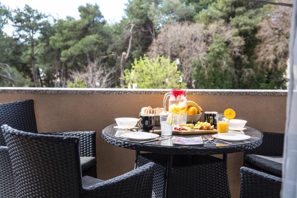 Patio, Day, View (from property/room), Balcony/Terrace, Food and drinks, Dining area, Food, Garden view, Street view, Breakfast, Drinks, internet