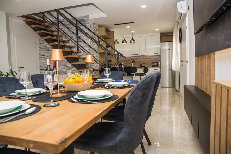 Communal lounge/ TV room, TV and multimedia, Kitchen or kitchenette, Living room, Food and drinks, Seating area, Dining area, Food, Lunch, internet, internet, internet, air conditioner