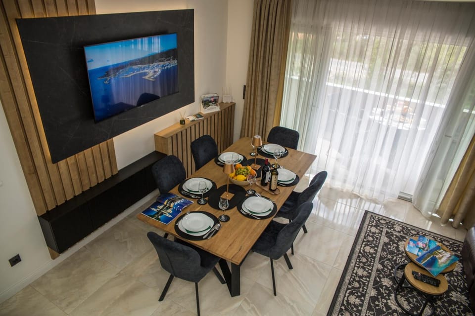 Communal lounge/ TV room, Bird's eye view, TV and multimedia, Coffee/tea facilities, View (from property/room), Balcony/Terrace, Living room, Lounge or bar, Food and drinks, Seating area, Dining area, Food, Garden view, Breakfast, Lunch, Dinner, Drinks, internet, internet, air conditioner, air conditioner