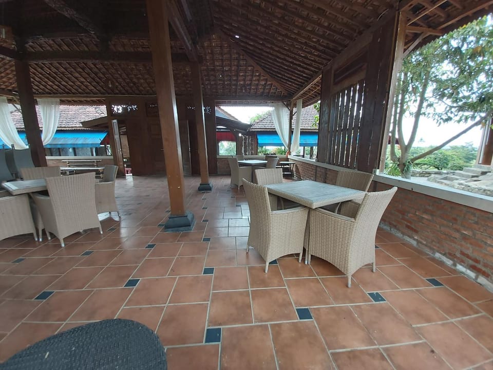 Restaurant/places to eat, Banquet/Function facilities, Seating area