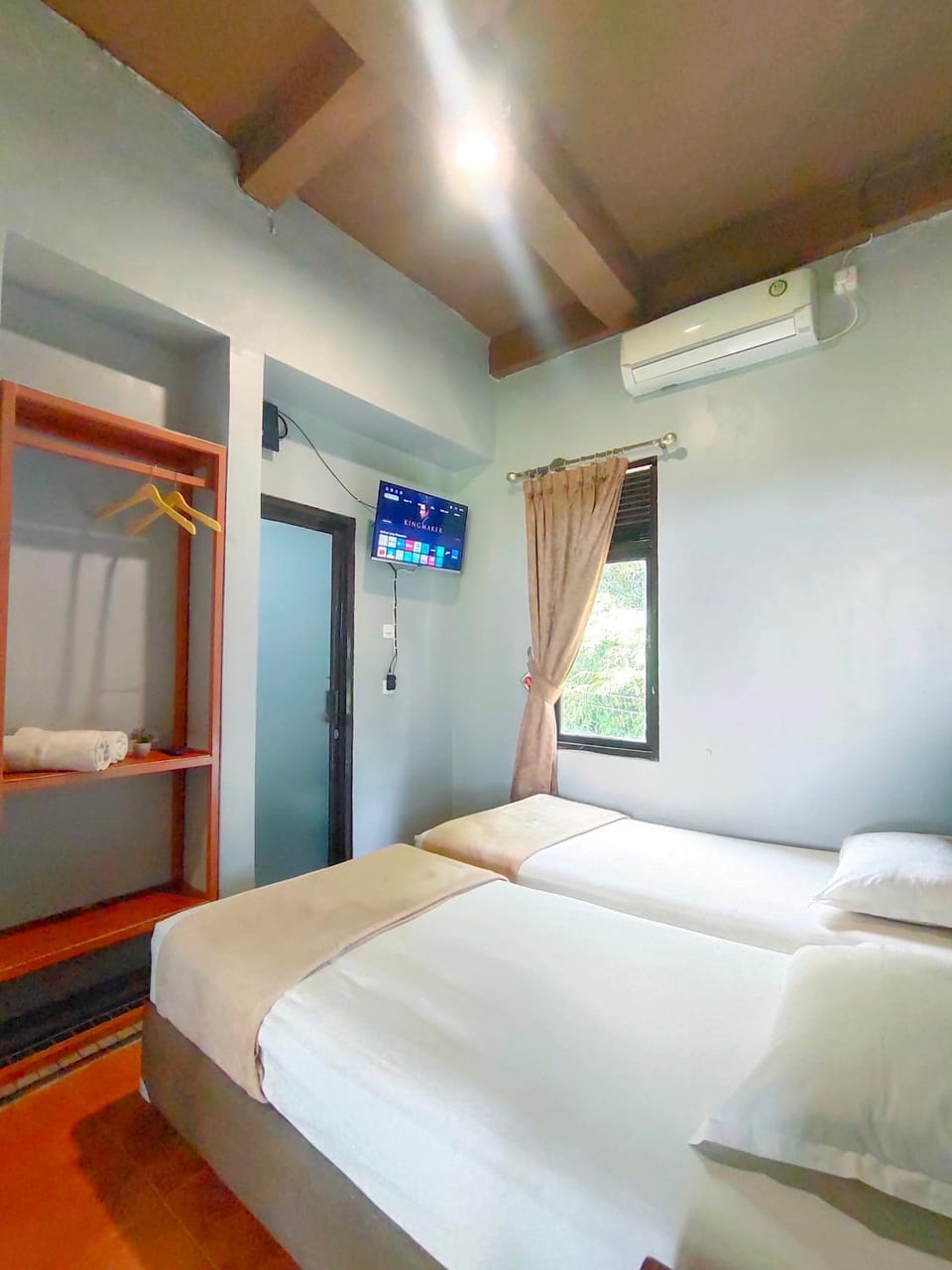 Bedroom, towels, air conditioner