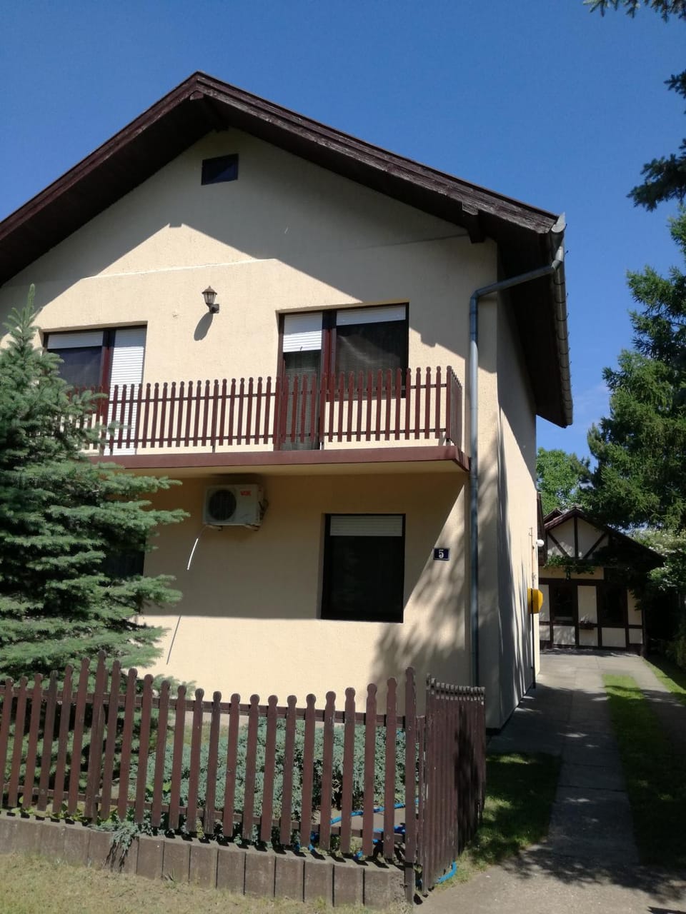 Facade/entrance