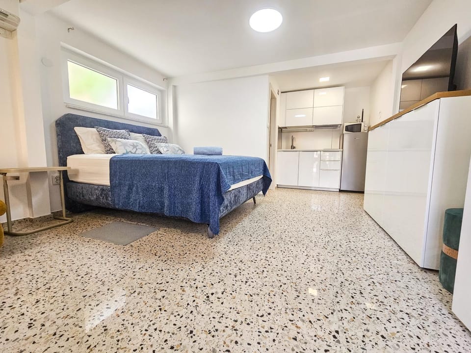 Bed, TV and multimedia, Bedroom, kitchen