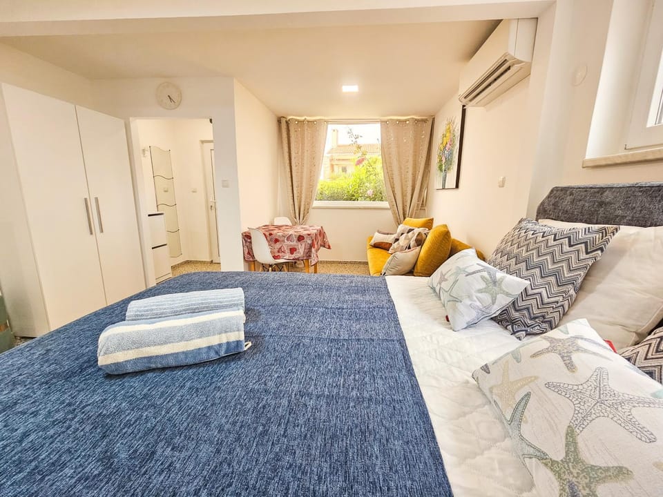 Bed, Living room, Dining area, Bedroom
