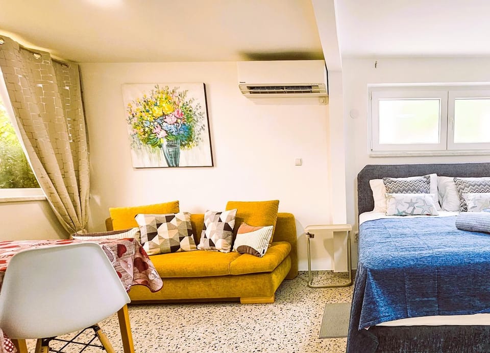 Bed, Living room, Dining area, Bedroom