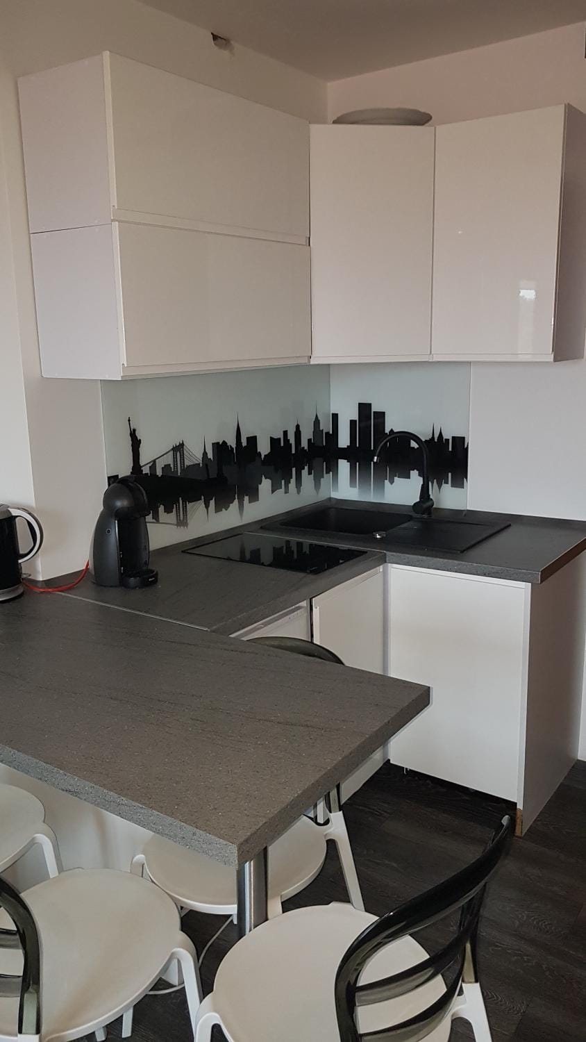 Coffee/tea facilities, Kitchen or kitchenette, Dining area, stove