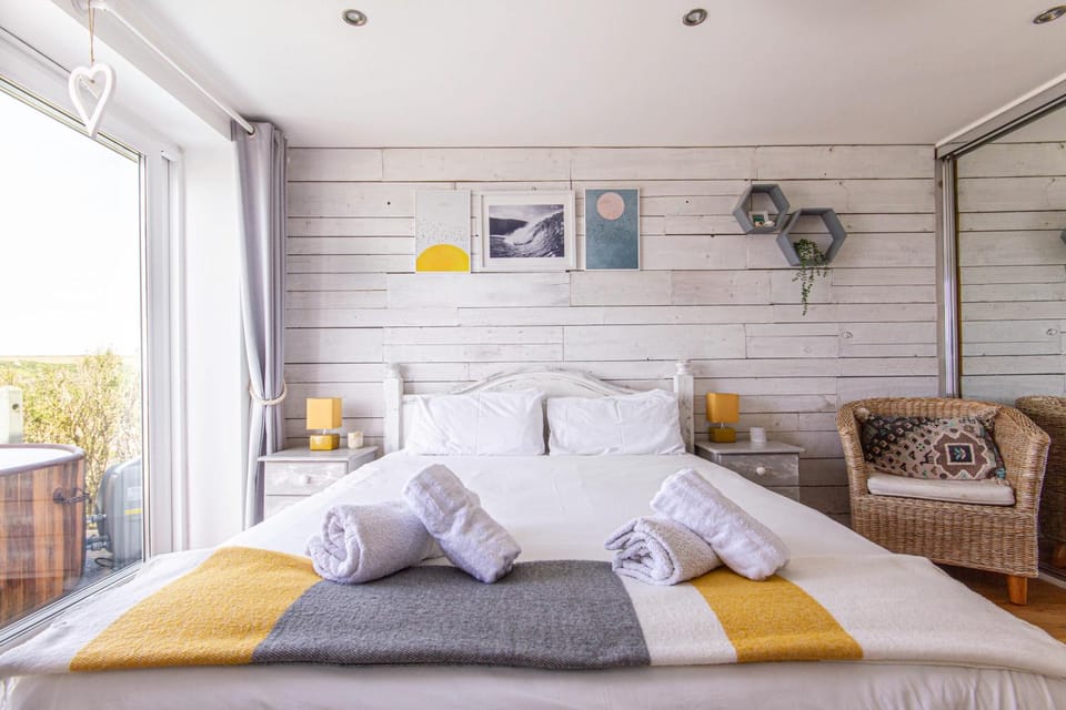 Sea views, Cornwall, Portreath, hot tub, sauna House in England