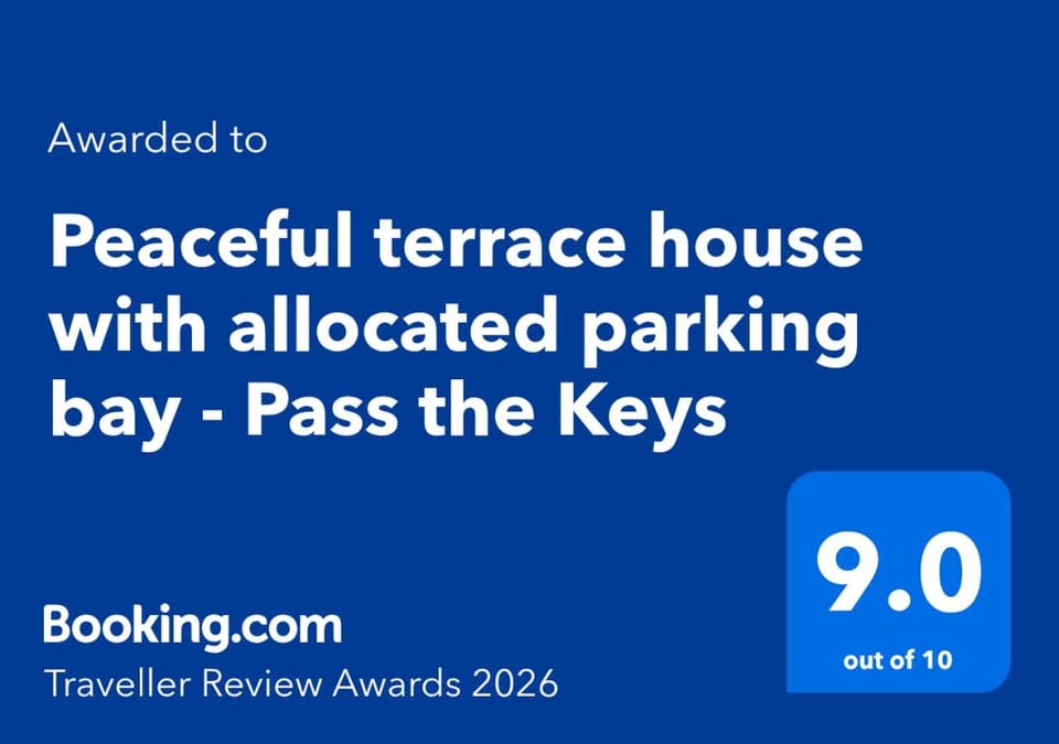 Peaceful terrace house with allocated parking bay - Pass the Keys House in Reading