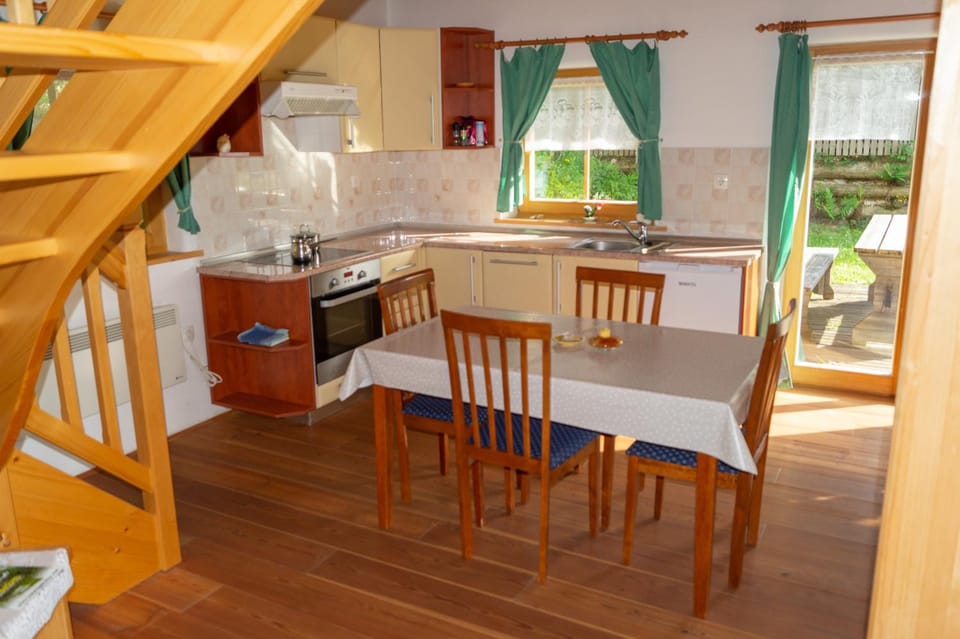Kitchen or kitchenette, Dining area