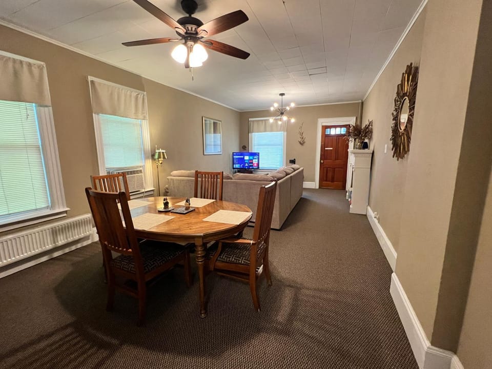 Great Gorge Guesthouse - Walk to the Falls, the Casino and all Downtown Restaurants - Across from the Aquarium House in Niagara Falls
