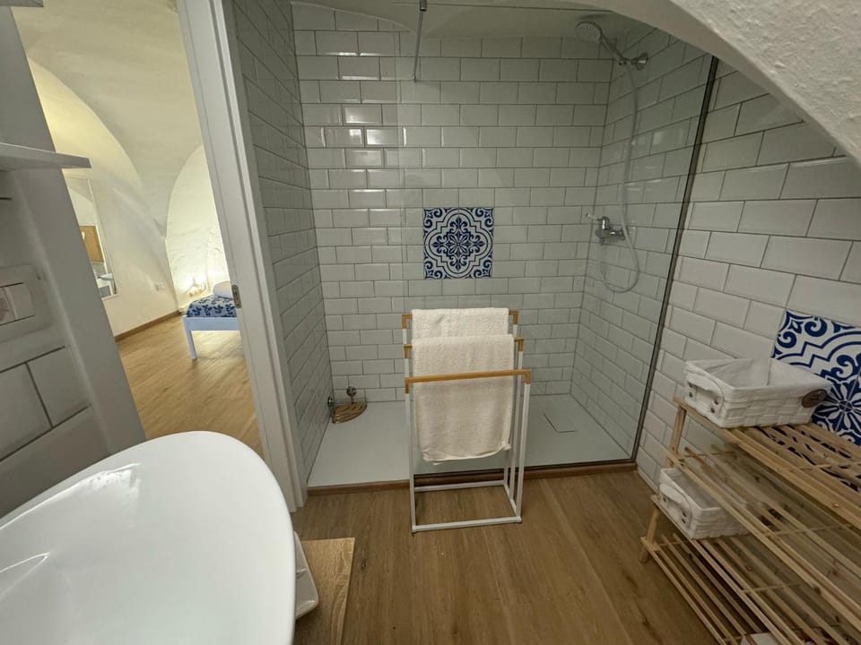 Shower, Toilet, Bathroom, towels