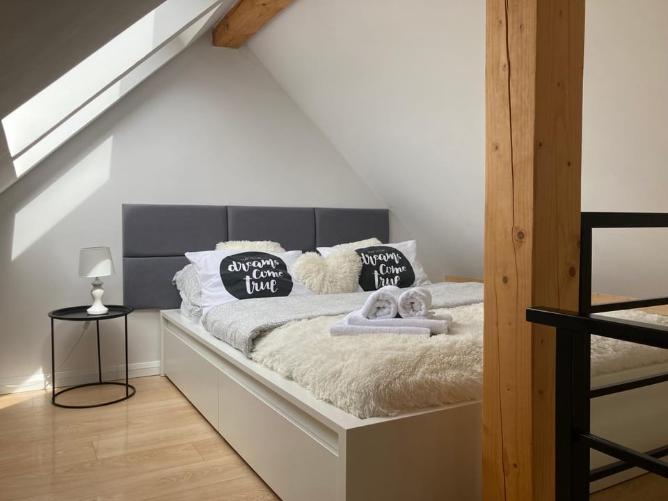 Bed, Other, Other, Other, Photo of the whole room, Seating area, Bedroom, towels, towels
