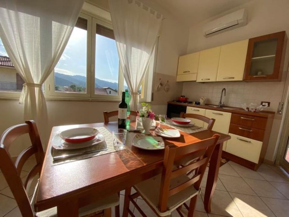 Kitchen or kitchenette, Dining area, Mountain view, stove