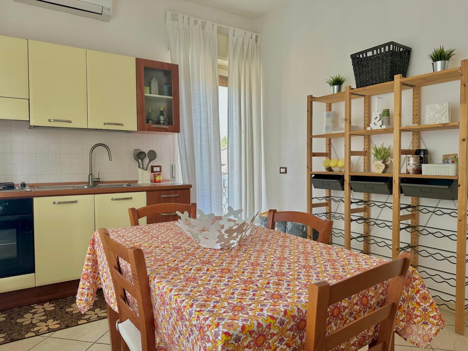 Kitchen or kitchenette, Dining area, oven, stove