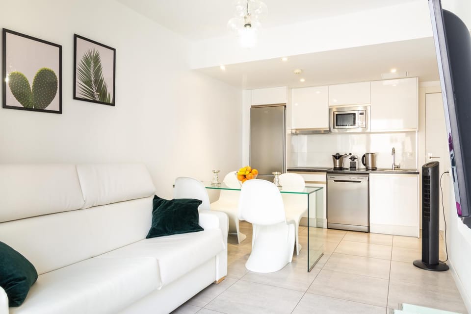 Kitchen or kitchenette, Living room, Dining area