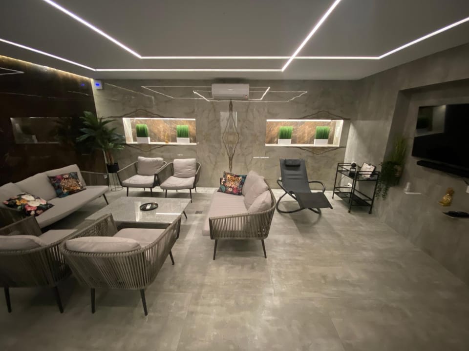 Communal lounge/ TV room, Spa and wellness centre/facilities, Spa and wellness centre/facilities, Seating area, Evening entertainment