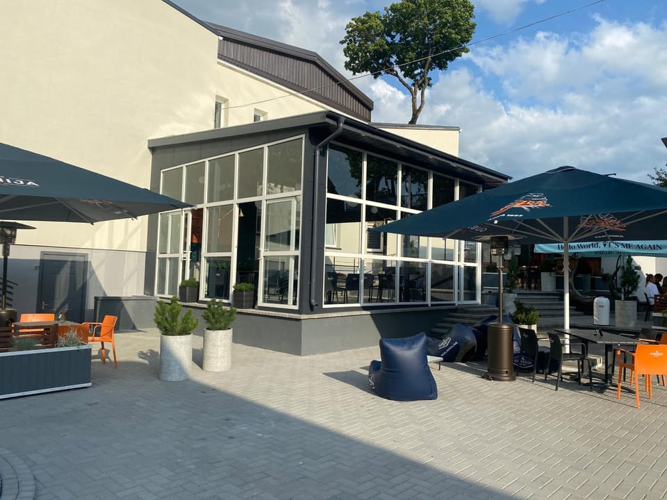 Property building, Patio, Restaurant/places to eat, Restaurant/places to eat, Balcony/Terrace, Banquet/Function facilities