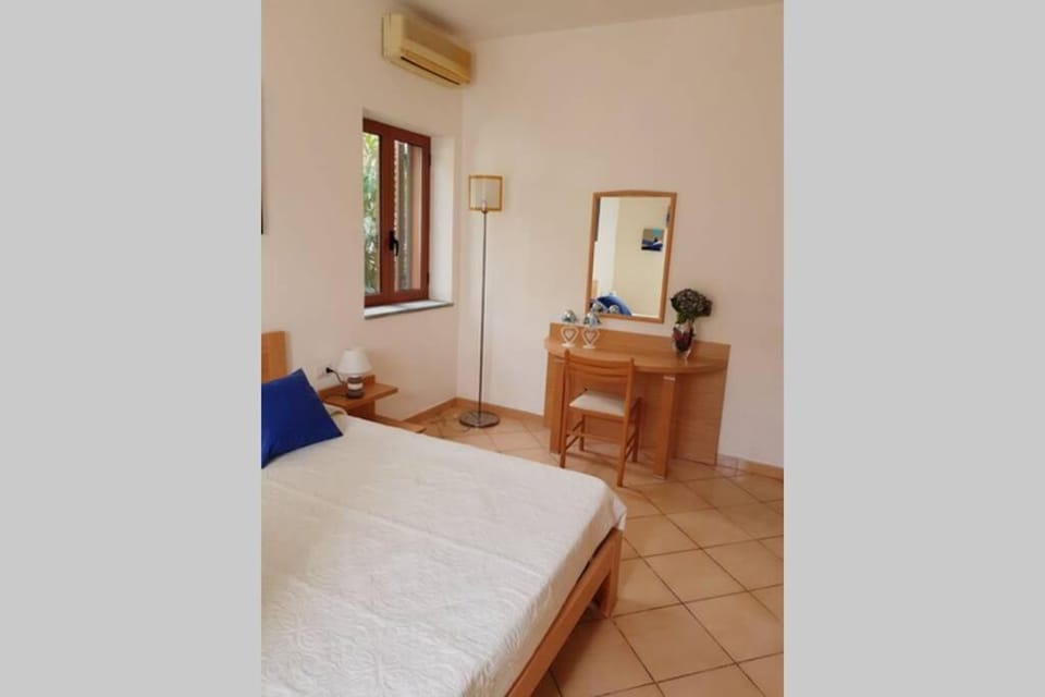 Bedroom, air conditioner
