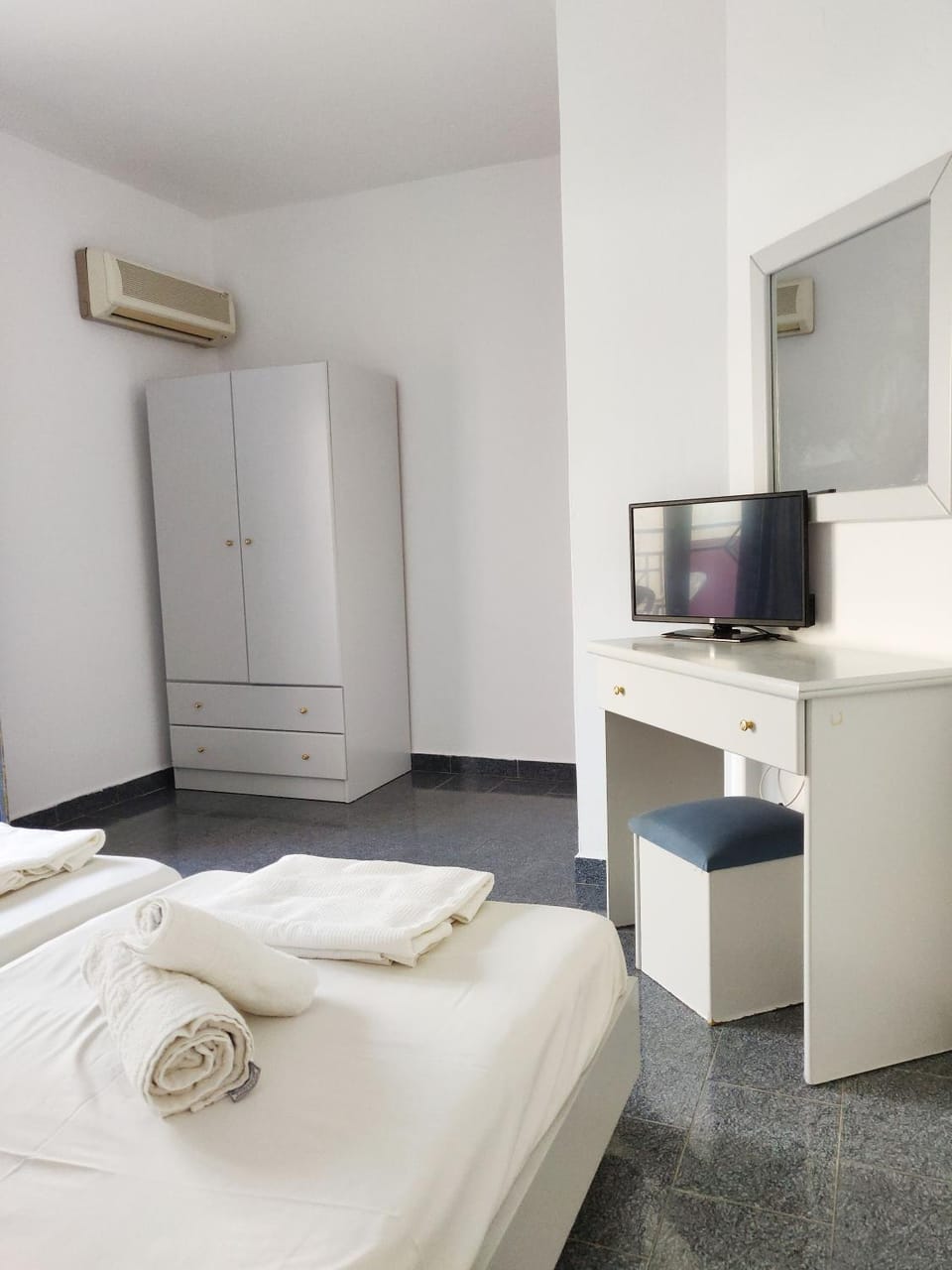 TV and multimedia, Photo of the whole room, Bedroom