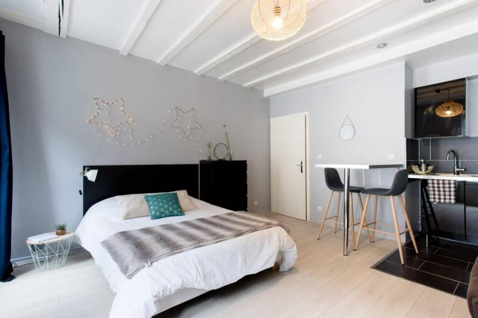 Bed, Photo of the whole room, Dining area