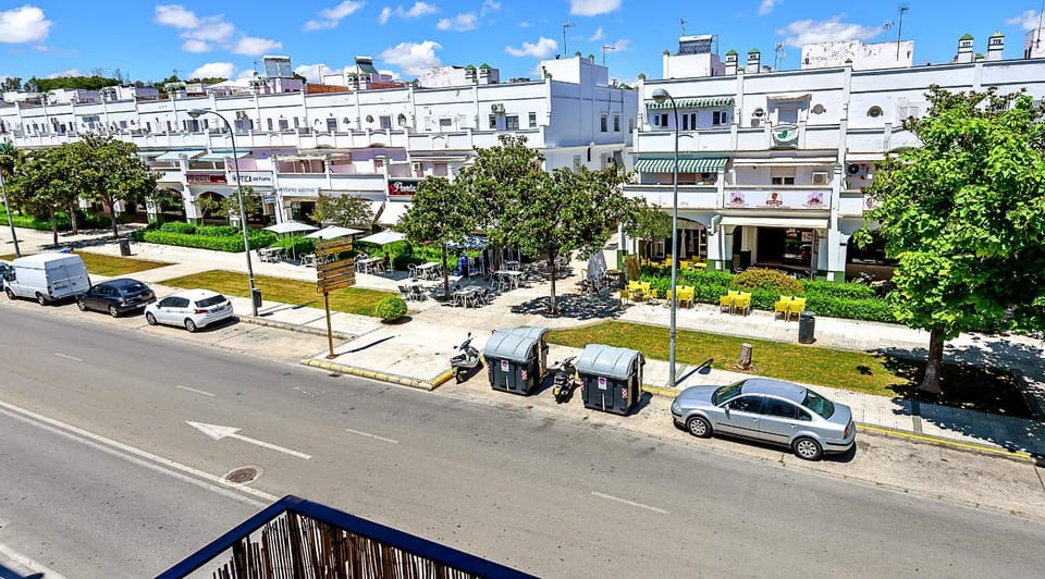 Restaurant/places to eat, Balcony/Terrace, City view, Street view