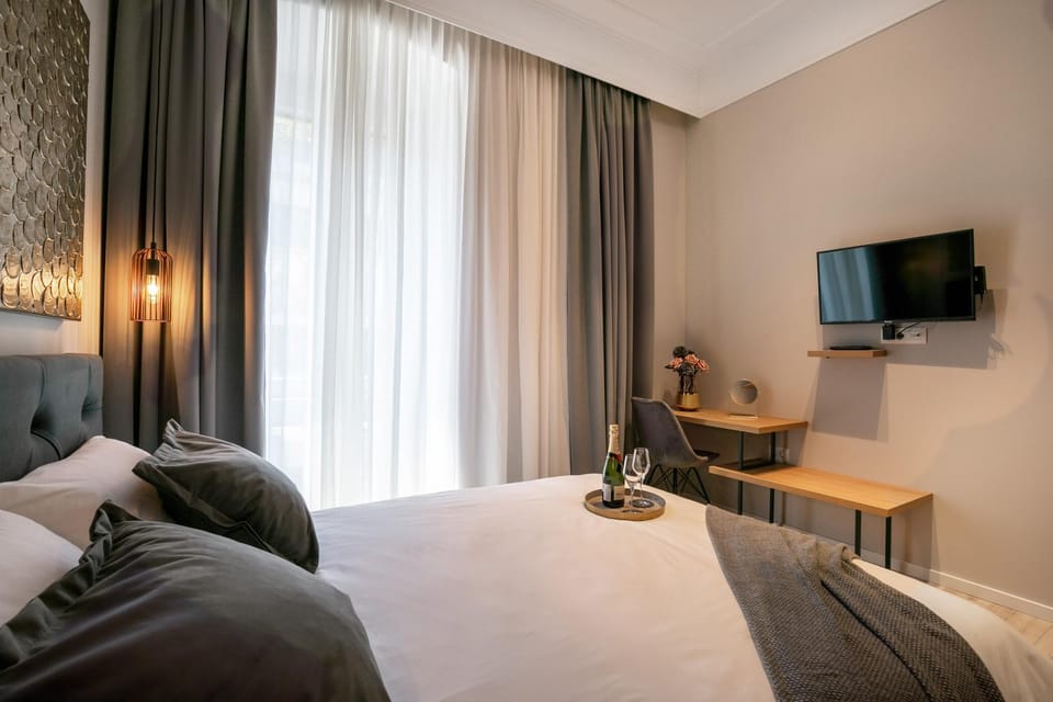 Bed, TV and multimedia, hair dresser
