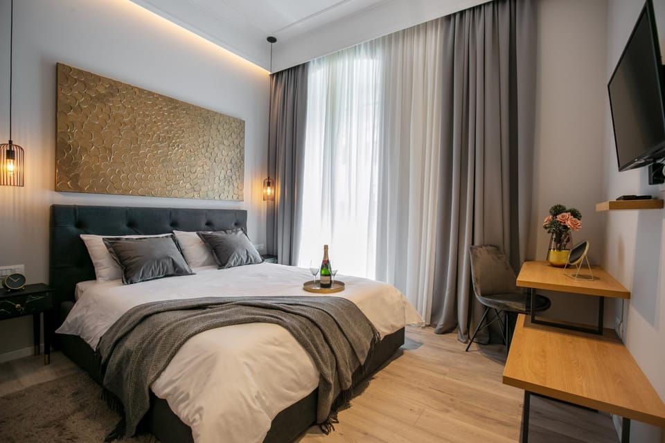 Bed, TV and multimedia, Photo of the whole room, hair dresser