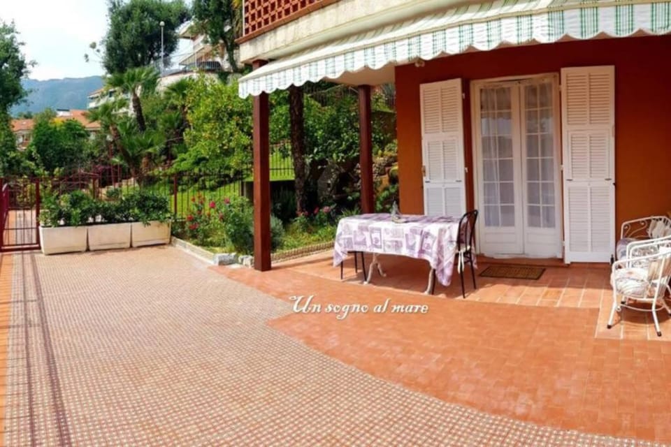 Patio, Facade/entrance