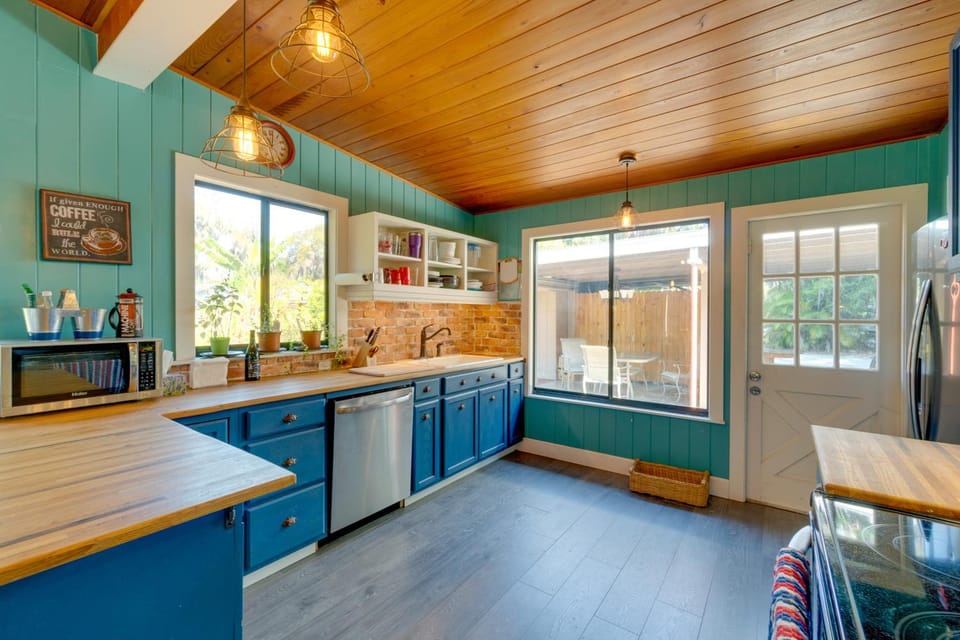 2 Mi to Riverwalk: Palmetto Gem w/ Fire Pit & BBQ House in Palmetto