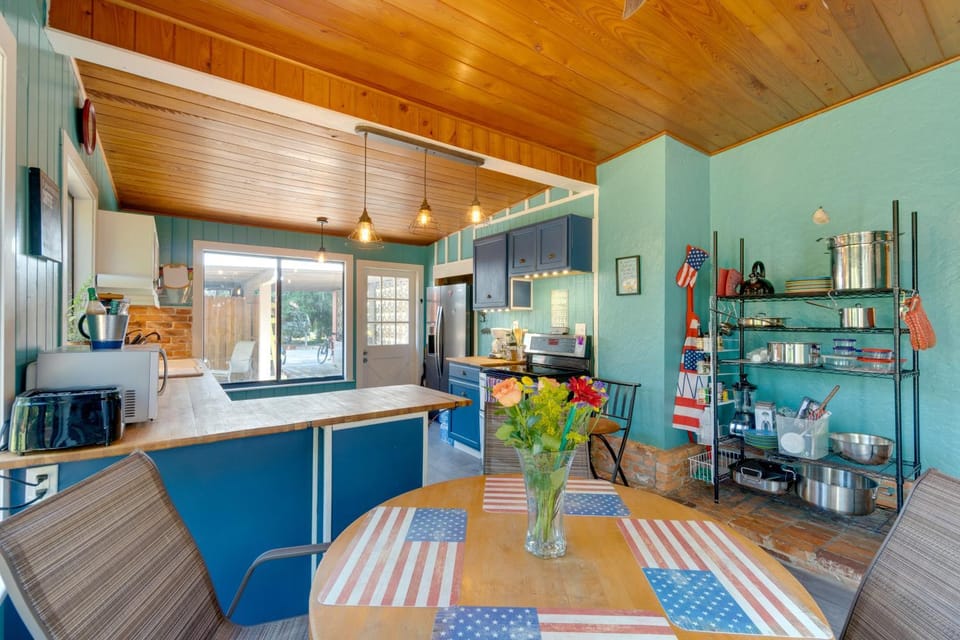 2 Mi to Riverwalk: Palmetto Gem w/ Fire Pit & BBQ House in Palmetto