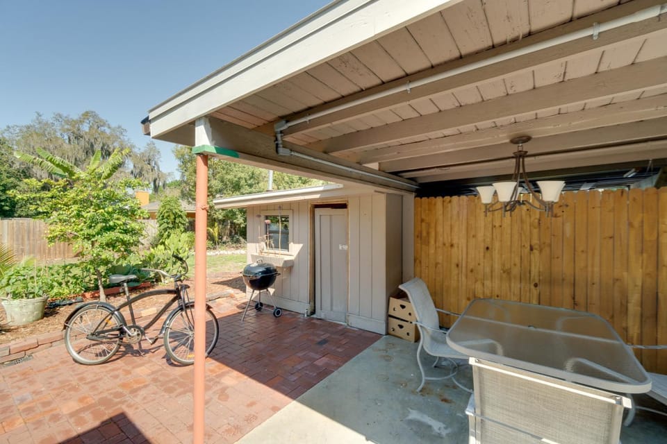 2 Mi to Riverwalk: Palmetto Gem w/ Fire Pit & BBQ House in Palmetto