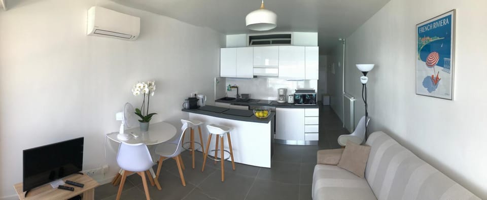 APPARTEMENT TERRASSE VUE MER Sea view terrace apartment "Etoile de Mer" Apartment in Menton