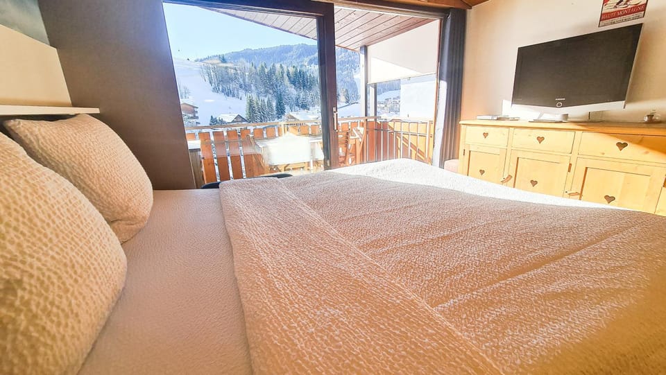 Bed, Mountain view
