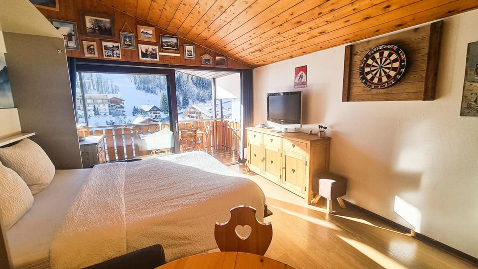 Bed, Living room