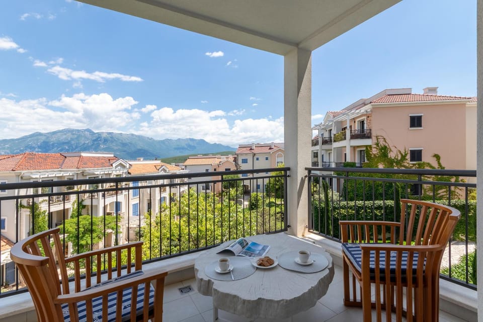 Patio, Natural landscape, View (from property/room), Balcony/Terrace, City view, Mountain view