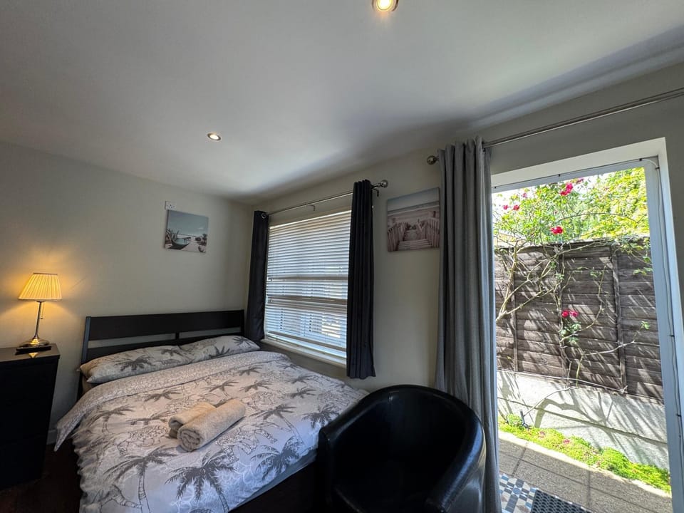Studio-2 Staines,Heathrow, London-own entrance Apartment in Staines-upon-Thames
