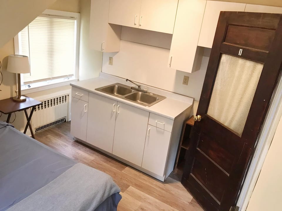 1950s Charm In The Heart Of Waterbury Vacation rental in Waterbury