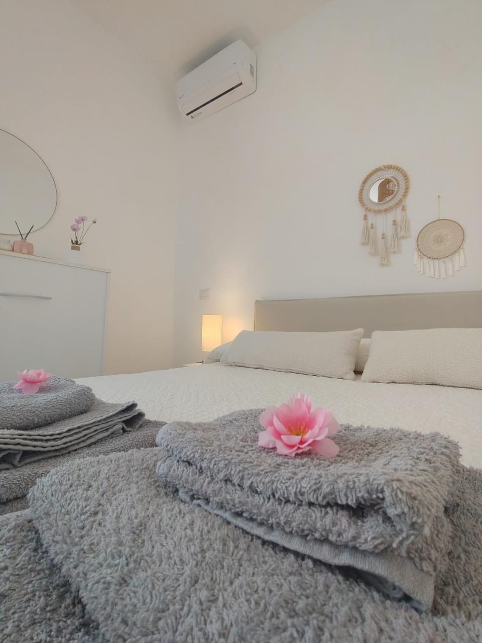 Bed, Photo of the whole room, Bedroom, towels, air conditioner