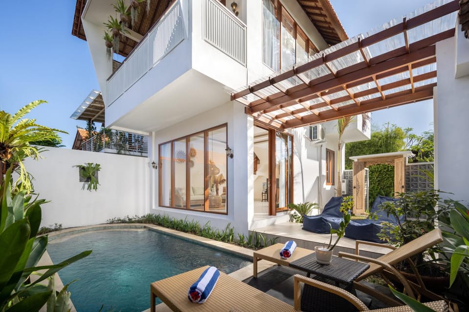 Property building, Patio, Balcony/Terrace, Swimming pool