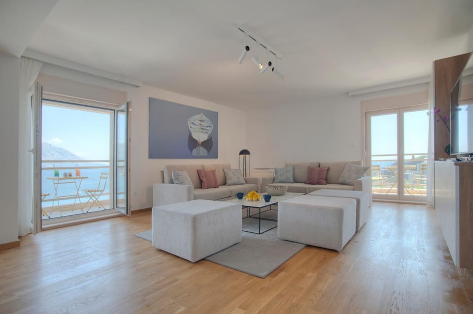 Balcony/Terrace, Living room, Seating area, City view, Landmark view, Sea view