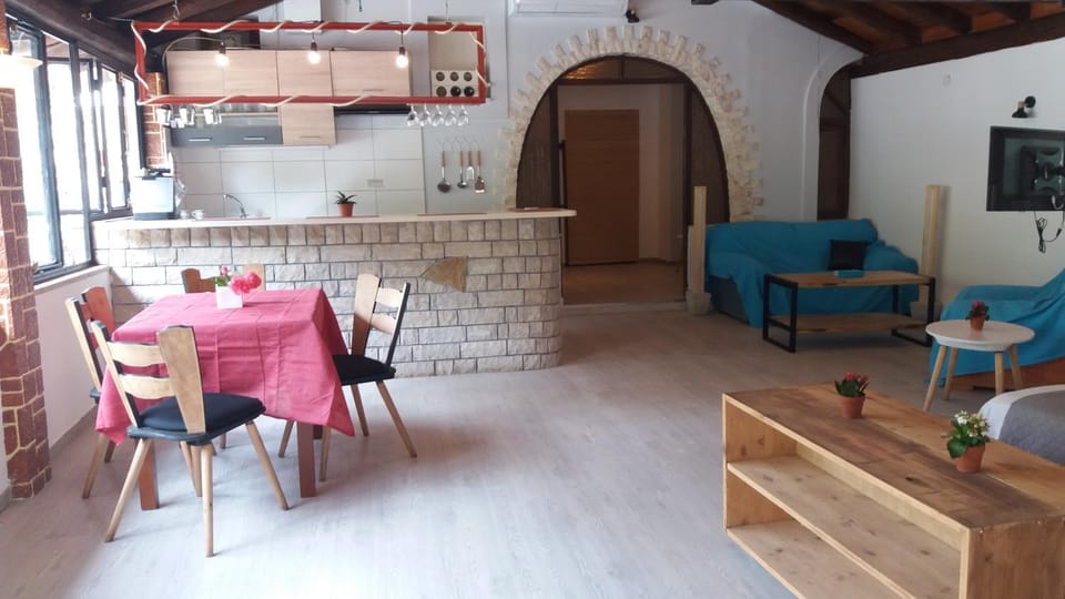 Kitchen or kitchenette, Living room, Seating area, Dining area