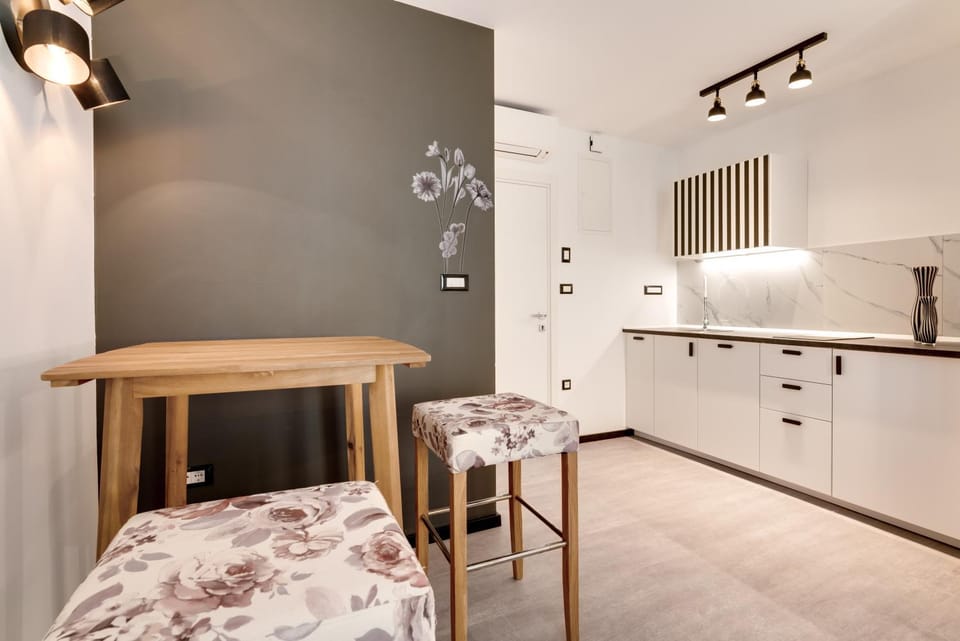 Kitchen or kitchenette, Seating area